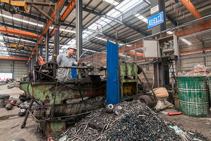 三清山网架配件车间